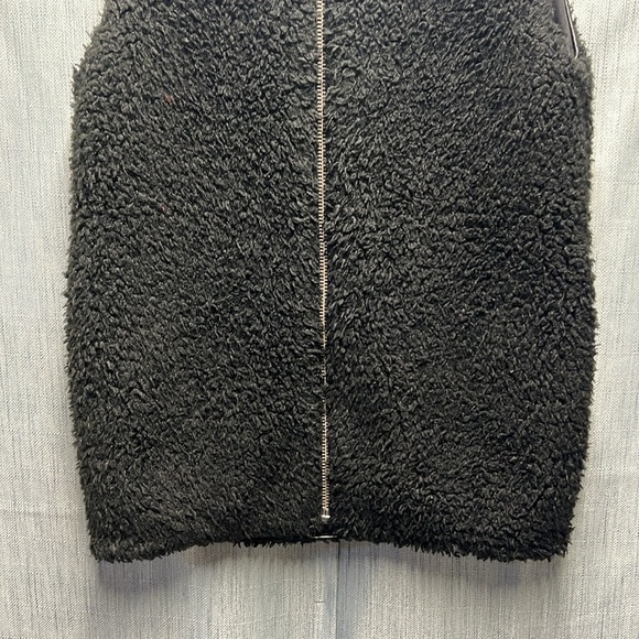 🚩 Aritzia Wilfred black zip up fuzzy vest size XXS - Picture 4 of 7